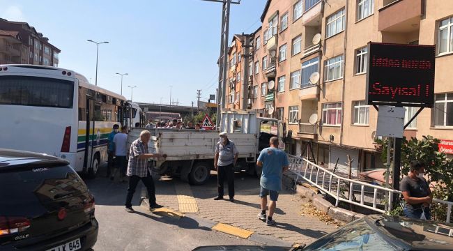 - Tır ile halk otobüsü çarpıştı: Faciadan dönüldü