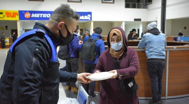 KDZ. EREĞLİ BELEDİYESİ, TERMİNALDE BEKLEYEN 300 YOLCUYA YEMEK DAĞITTI