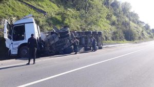 - Tır devrildi, tonlarca mıcır yola saçıldı