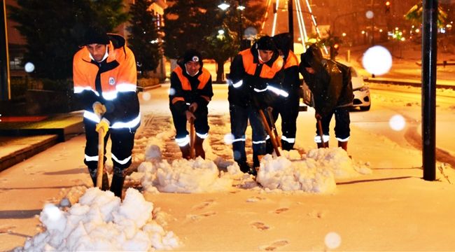 KALDIRIMLAR KARDAN TEMİZLENİYOR