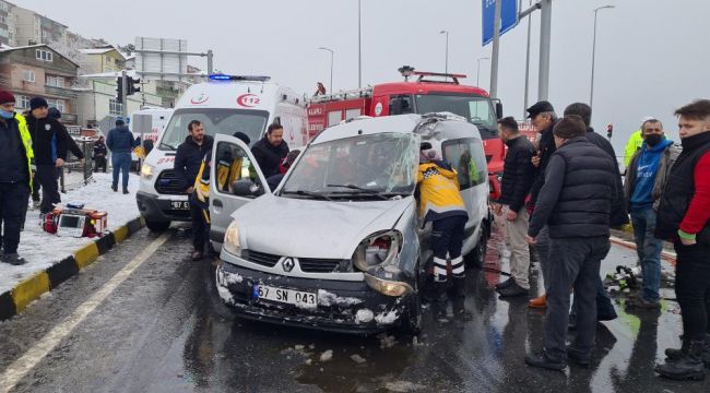 - Kırmızı ışıkta geçen tır panelvan aracı biçti: 2 yaralı