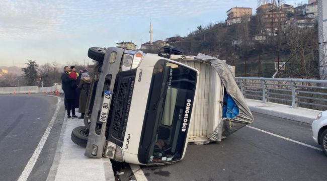 - Bariyerlere çarpan kamyonet yan yattı