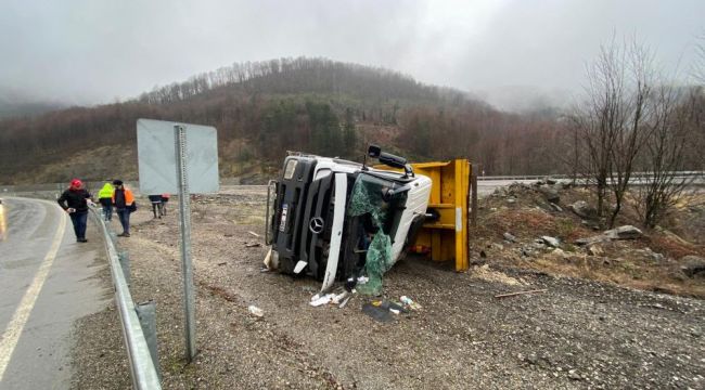  Kamyon demir bariyerlere çarparak devrildi: 1 yaralı