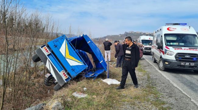  Alaplı'da tarım aracı devrildi: 6 yaralı