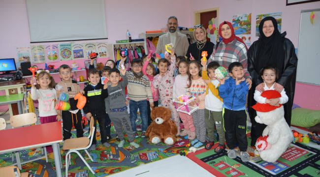 - KURTLAR İLKÖĞRETİM OKULU'NDAKİ ÖĞRENCİLERİ SEVİNDİRDİLER...