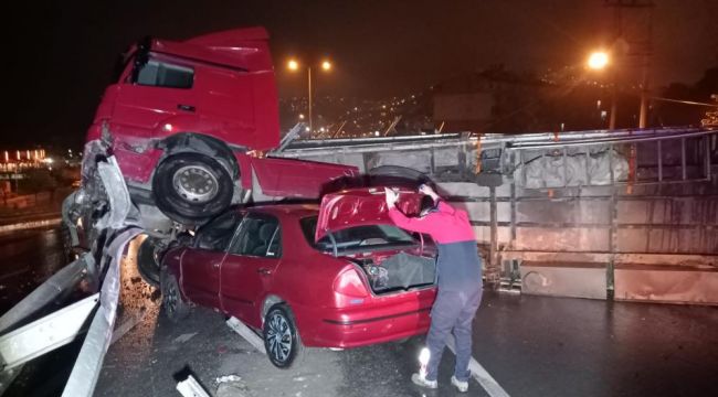 - Odun yüklü tır yola devrildi: 1 yaralı