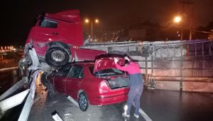 - Odun yüklü tır yola devrildi: 1 yaralı