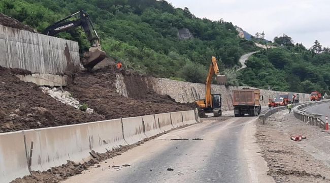 - Bolu'da heyelan sebebiyle kapanan yol kontrollü olarak trafiğe açıldı