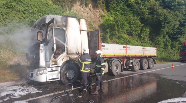 - Seyir halindeki tır alev alev yandı, sürücü canını zor kurtardı