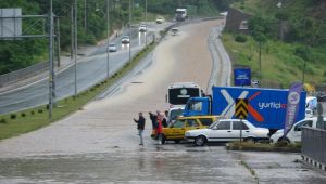 - Sular altında kalan karayolu kapandı, işyerlerini su bastı