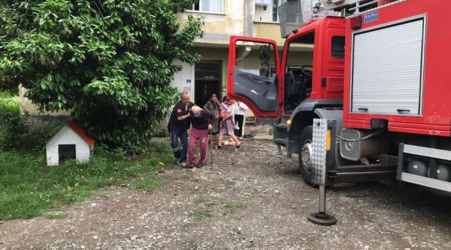 - Yangında mahsur kalan biri bebek 7 kişiyi itfaiye kurtardı