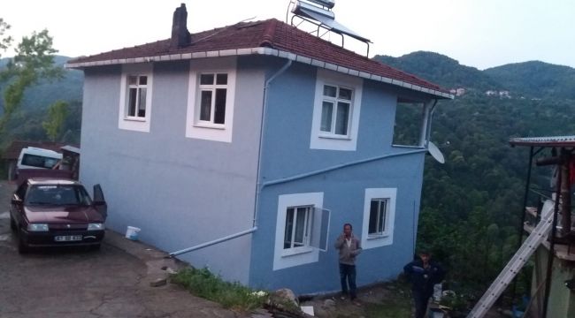 YILDIRIM DÜŞTÜ EVİN ELEKTİK HATTI YANDI…