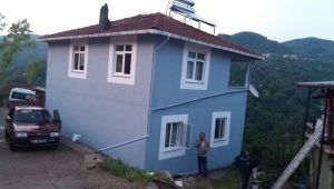 YILDIRIM DÜŞTÜ EVİN ELEKTİK HATTI YANDI…