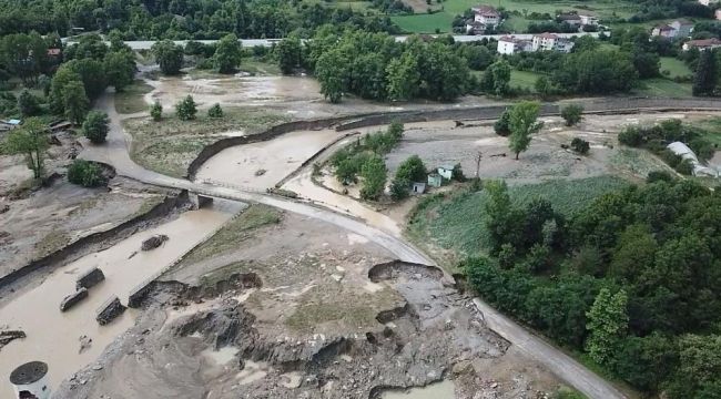 - 6 köyü ilçeye bağlayan yol çöktü