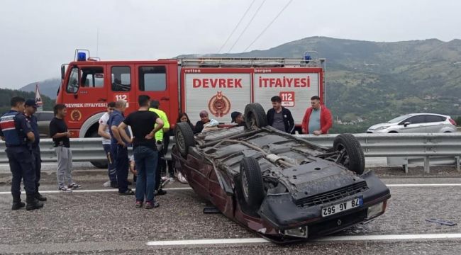  Çarpışan otomobillerden biri ters döndü: 1'i bebek 8 yaralı