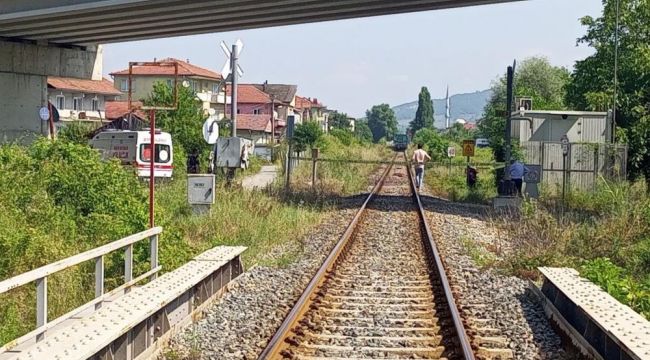 - Demir yolundan karşıya geçmek isteyen kadına yük treni çarptı