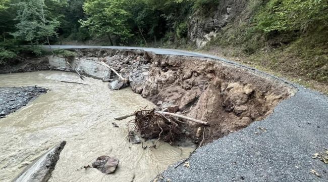 - Düzce Yedigöller yolunun çökmesi sebebiyle yol trafiğe kapandı