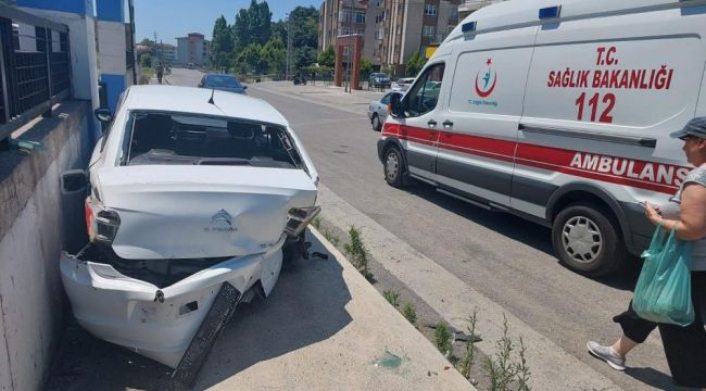 - U dönüşü yapmak isteyen otomobile çarptı