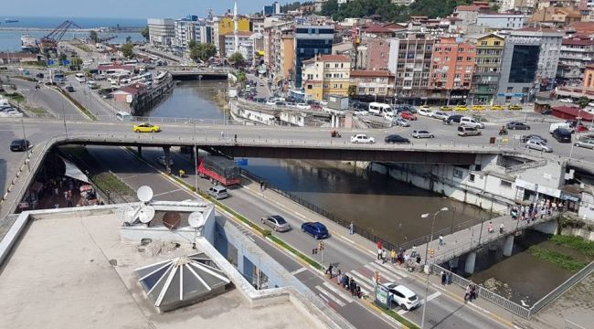 - Gören fotoğraf çektirmek istiyor, o ise satılığa çıkarmanın üzüntüsünü yaşıyor