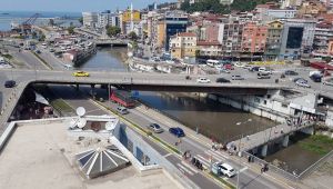 - Gören fotoğraf çektirmek istiyor, o ise satılığa çıkarmanın üzüntüsünü yaşıyor