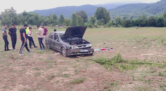 Hatalı sollama yapan sürücü boş araziye uçtu: 4 yaralı