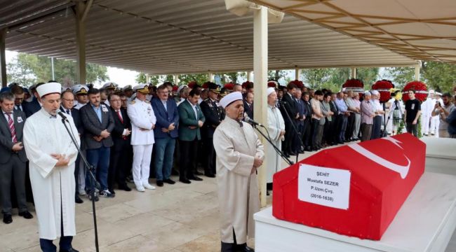 - Şehit eşinin üniformasını giyip asker selamıyla uğurladı