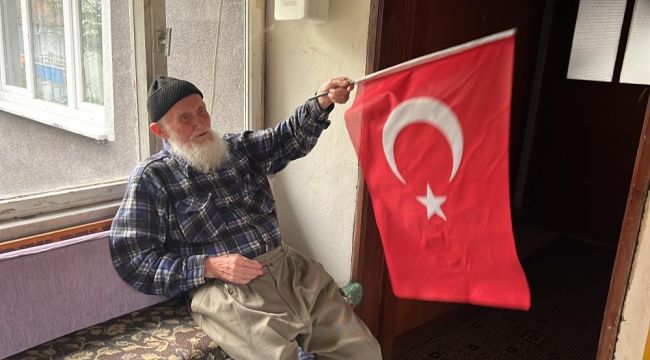 - 100 yaşındaki Recep dede, Cumhuriyet'le aynı yaşta olmanın mutluluğunu yaşıyor