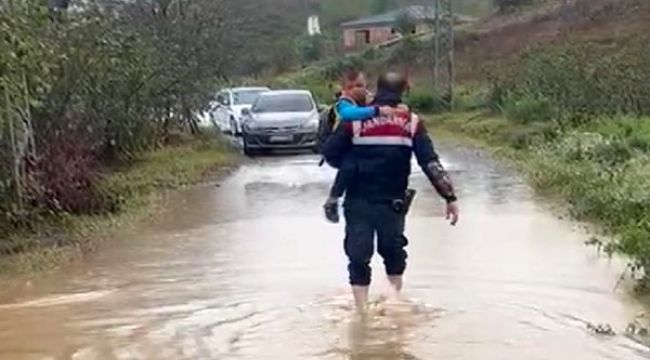 - Su birikintisinde mahsur kalan öğrencileri jandarma kurtardı