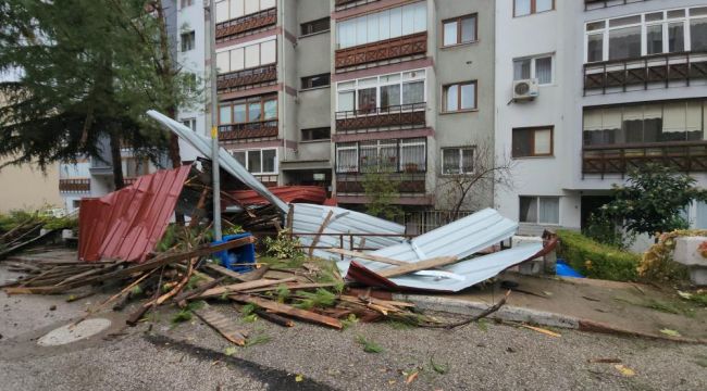 - Şiddetli rüzgar ve fırtına, apartman çatılarını uçurup direkleri devirdi