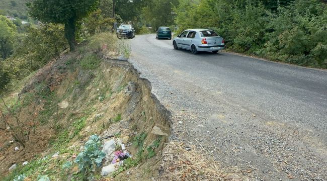 ANA YOL ÜZERİNDEKİ HEYELANLAR TEHLİKE ARZ EDİYOR.