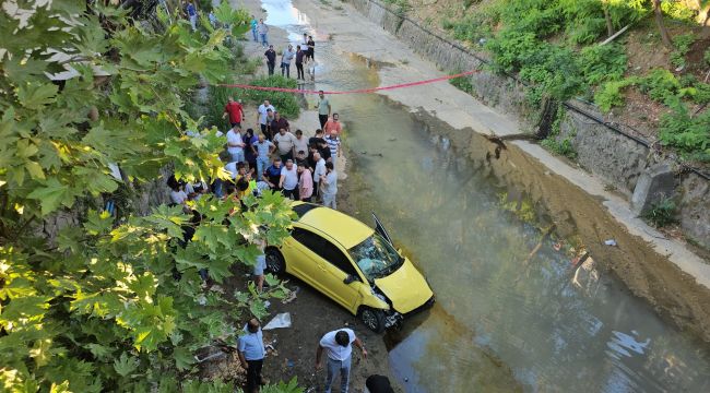 Kamyonun çarptığı ticari taksi, yayaların arasına dalıp dereye uçtu: 1 ölü, 