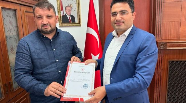 GÜREŞ AĞASI GÜLTEN’E, KAYMAKAM SELÇUK KÖKSAL’DAN TAKDİR BELGESİ