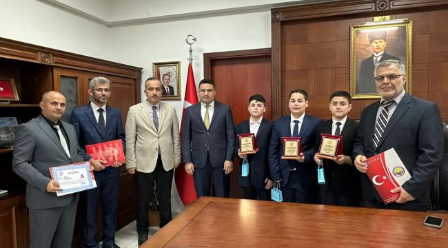 KAYMAKAM KÖKSAL’DAN BİRİNCİLERE PLAKET