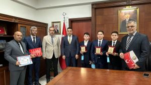 KAYMAKAM KÖKSAL’DAN BİRİNCİLERE PLAKET